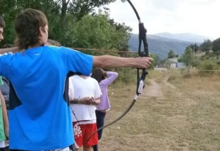 Practica tiro con arco.